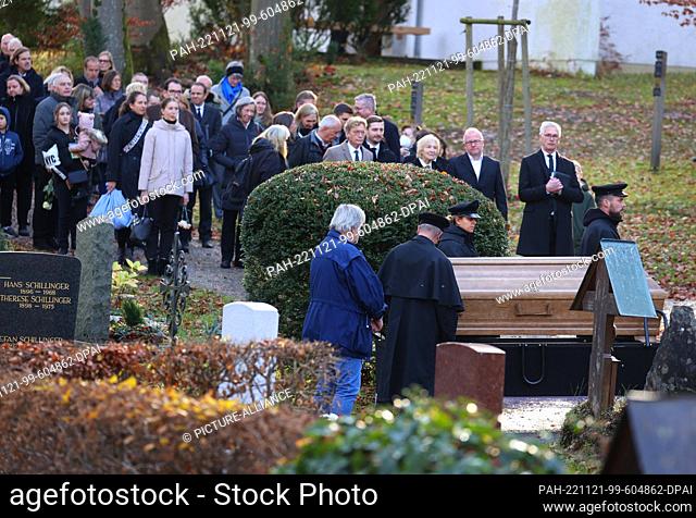 21 November 2022, Bavaria, Starnberg: Mourners stand behind the coffin of the late journalist and language critic Wolf Schneider at the Waldfriedhof cemetery