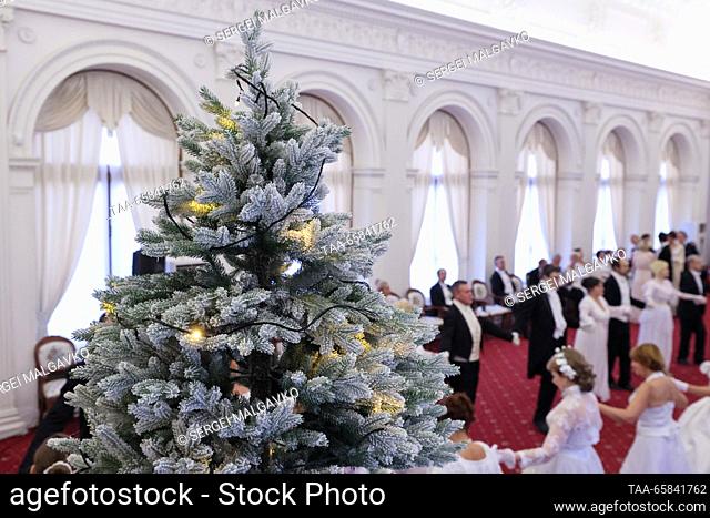 RUSSIA, YALTA - 17 de diciembre de 2023: La gente baila durante una tradicional bola blanca marcando el Día de San Nicolás en el Palacio de Livadia