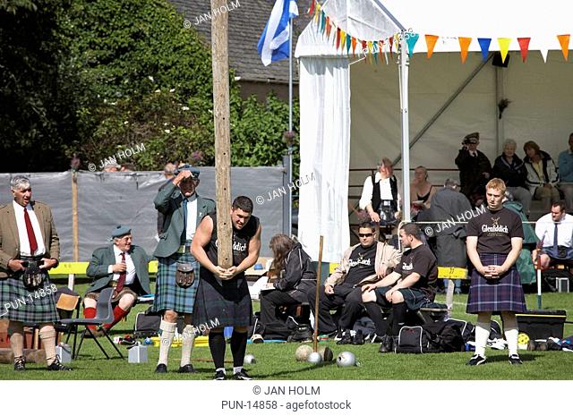 Tossing the caberat Scottish Highland Games, Aberdeenshire, Scotland