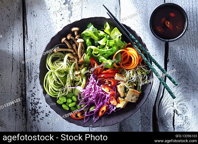 Seaweed bowl with carrots, tofu, red cabbage, zucchini and beech mushrooms