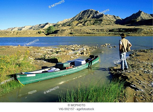 Mann mit Kanu am Missouri River, Missouri River, Missouri Breaks National Monument, Montana / man with canoe at the Missouri river