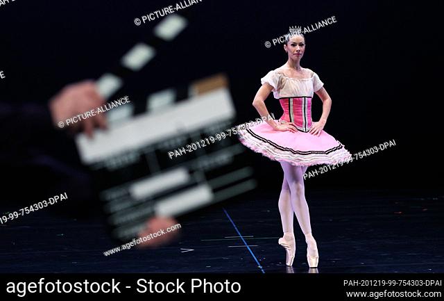 19 December 2020, Saxony-Anhalt, Magdeburg: Ballet dancer Anastasia Gavrilenkova waits behind director's hatch for the start of a recording of an online New...