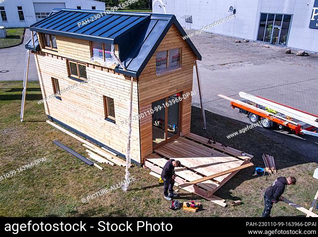 PRODUCTION - 19 September 2022, Mecklenburg-Western Pomerania, Brüsewitz: Tom Hinze and Stefan Kröplin build a first Tiny model house (aerial view with a drone)