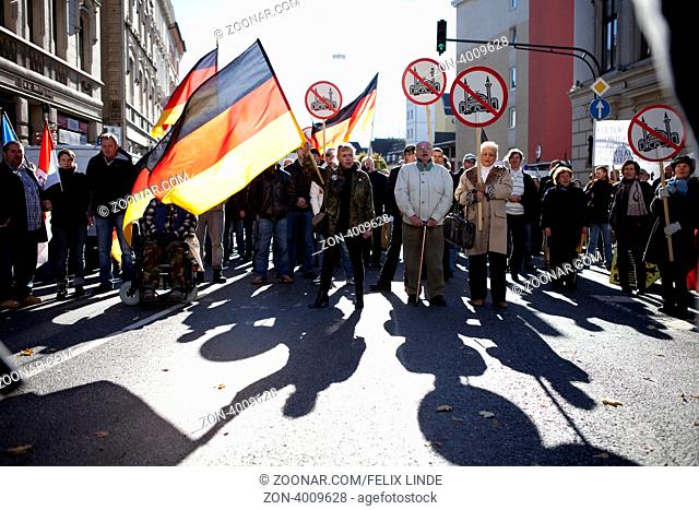 Anhaenger der rechtextremen Vereinigung Pro-NRW mit Anti-Islam-Schildern und Deutschlandflaggen, singen am Ende eines Aufmarsches in Wuppertal die Deutsche...