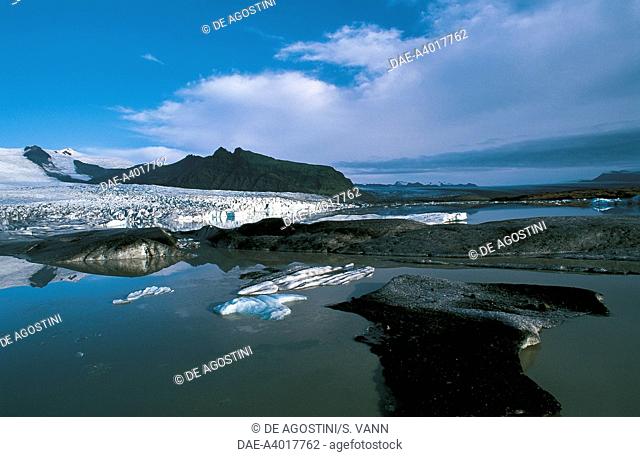 Iceberg lagoon formed by the Fjallsjokull Glacier (tongue of Vatna Glacier, Vatnajokull), Fjallsarlon, Austur-Skaftafellssysla, Iceland