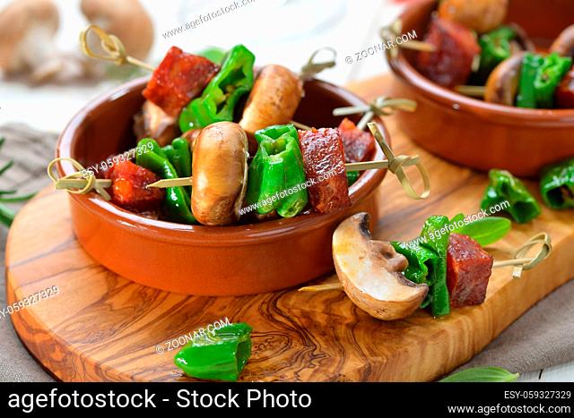 Spanische Pinchos: Brat-Spießchen mit Chorizo-Salami, Pimientos de Padron und Champignons ? Spanish snack: Skewer with fried chorizo sausage
