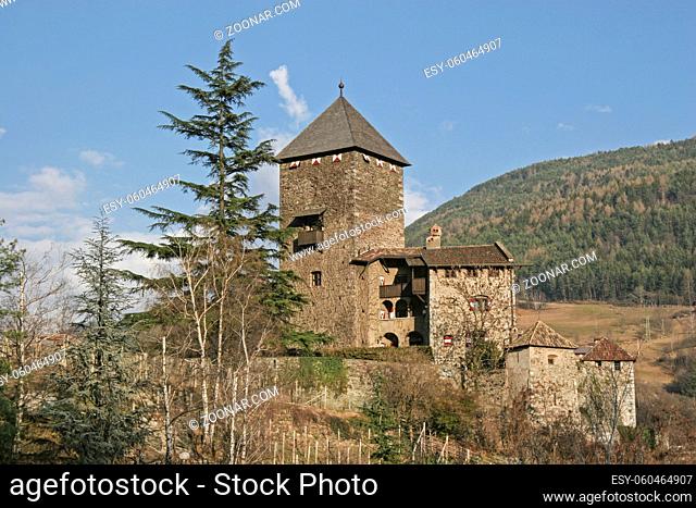 Die prächtige Burg Branzoli überragt das mittelalterliche Städtchen Klausen in Südtirol