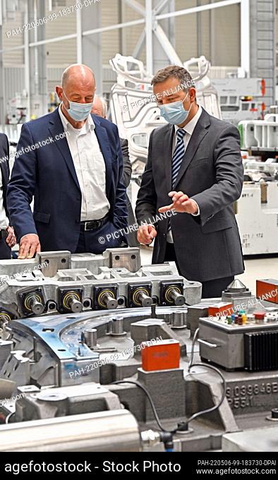 06 May 2022, Thuringia, Krauthausen: Robert Frittrang (r), plant manager of the BMW Group plant in Eisenach, and Wolfgang Tiefensee (l, SPD)