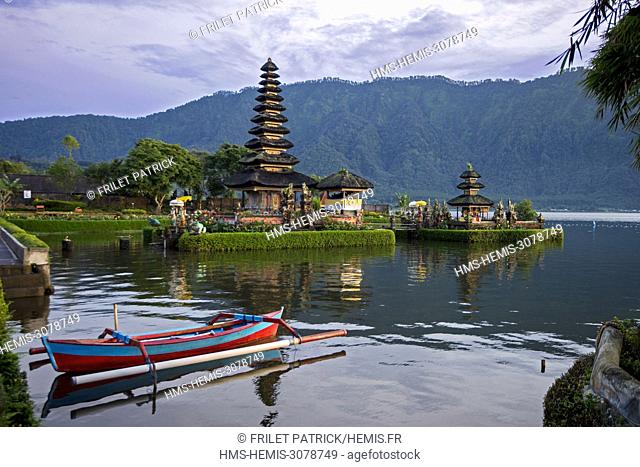 Indonesia, Bali, Bedugul, Ulun Danu temple on lake Bratan