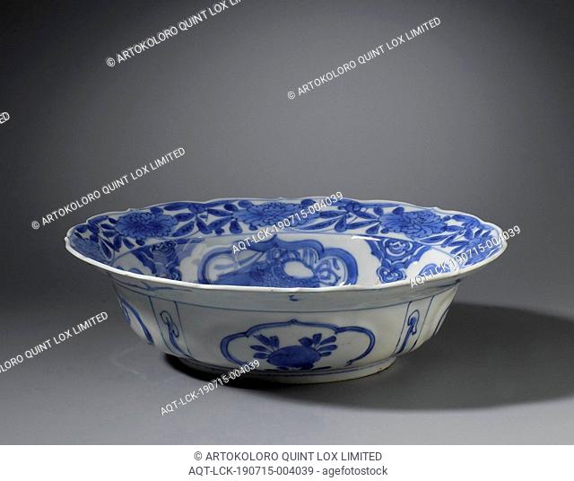 Klapmuts bowl with precious and symbolic objects and flower sprays, Klapmuts bowl made of porcelain with a scalloped edge, painted in underglaze blue