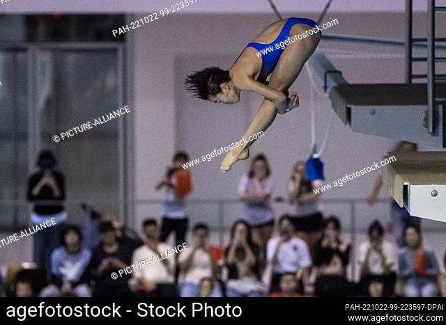 22 October 2022, Berlin: Water diving: World Cup, decisions, high diving 10 m, women: Hongchan Quan from China in action. She took the second place