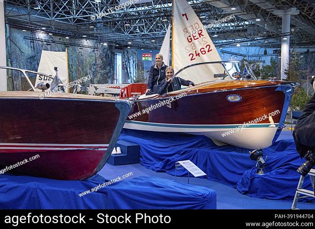 The twins Nina and Julia MEISE, ""Ratiopharm twins"", present on a wooden motorboat, Artfully restored ""oldies"", will be shown in the Classic Forum