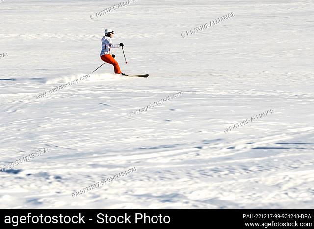 17 December 2022, Baden-Wuerttemberg, Feldbereg: A skier descends the Feldberg mountain. Photo: Silas Stein/dpa. - Feldbereg/Baden-Wuerttemberg/Germany