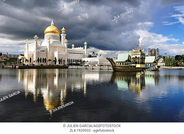 Sultan Omar Ali Saifuddin Mosque in Brunei. Brunei, Bandar Seri Begawan. (/Julien Garcia)