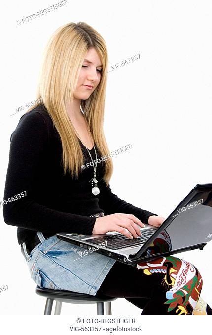 girl using laptop. - 19/11/2007