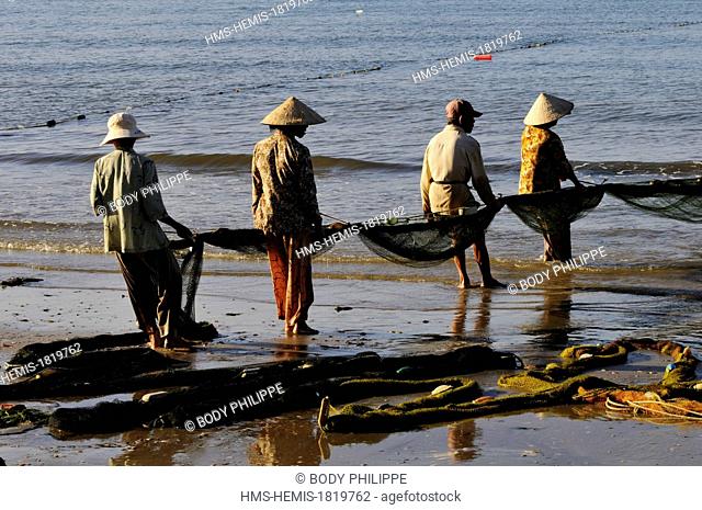 Vietnam, Binh Thuan Province, Mui Ne, hauling fish net on the beach