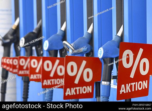 PHOTO MONTAGE: Bundeskartellamt doubts price reductions for consumers through tank discounts, hanging nozzles. Gasoline prices at record levels