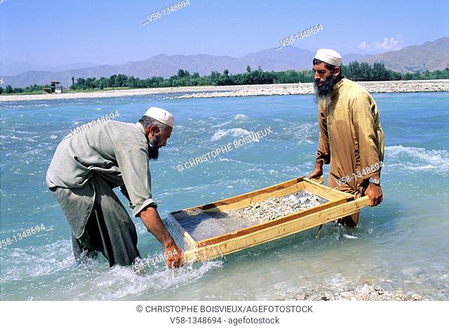 Pakistan, Mingora region, Swat river, Men panning for gold