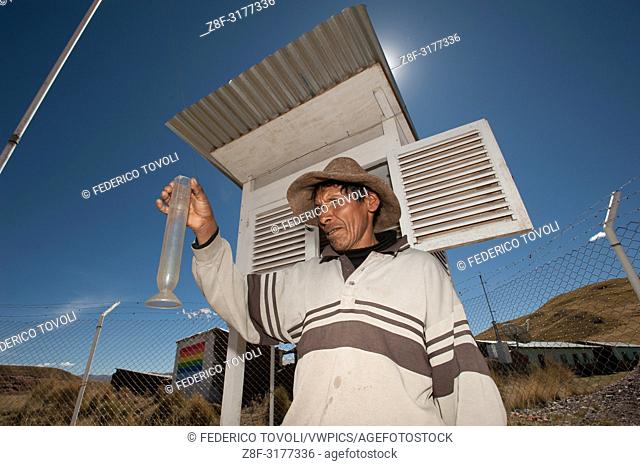 The PACC project, Swiss Cooperation, he taught the ""comuneros"" for the daily monitoring of weather stations. Rodrigo Quispe