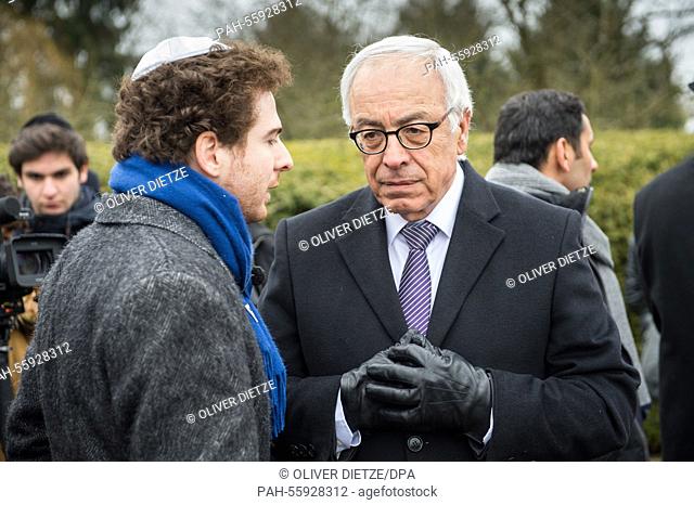 Der Botschafter Israels in Frankreich, Yossi Gal (r), spricht am 17.02.2015 vor der Gedenkfeier an dem jüdischen Friedhof in Sarre-Union (Frankreich)