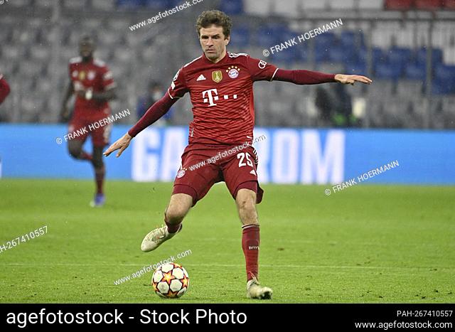 Thomas MUELLER (MULLER, FC Bayern Munich), action, single action, single image, cut out, whole body shot, whole figure. Soccer Champions League Group E / FC...