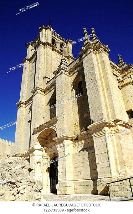 Alcalá la Real (Jaén). España. Fachada principal de la Iglesia Mayor Abacial en el interior de la Fortaleza de la Mota, sobre el cerro que domina el pueblo...