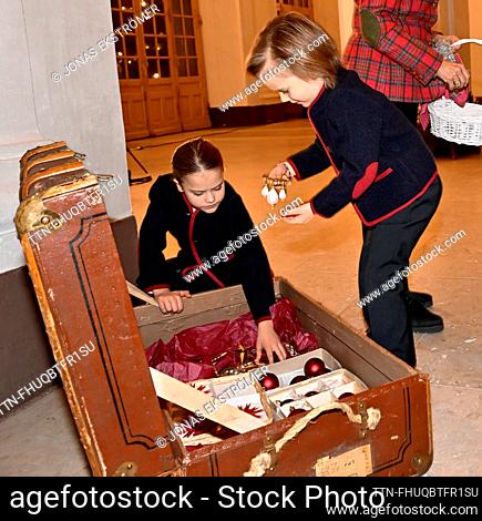 La reina Silvia fue ayudada por sus nietos Prince Alexander y Prince Gabriel cuando recibieron y decoraron los árboles de Navidad del Palacio Real de la Unión...