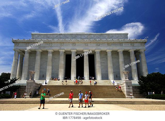 The Lincoln Memorial, built in the style of a Greek Doric temple, Washington DC, USA