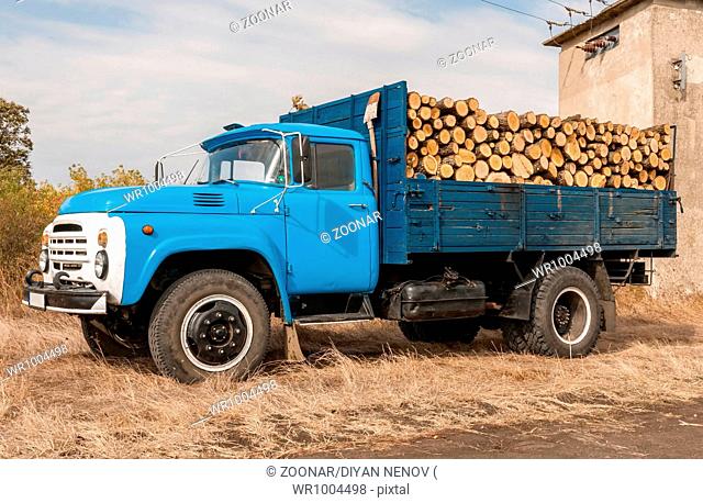Loading of felled timber in a truck