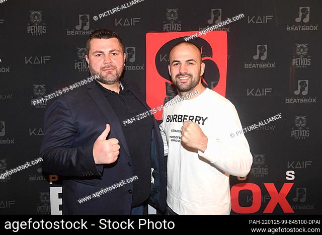 25 January 2022, Bavaria, Munich: Alexander Petkovic, promoter Petkos Boxing (l) and professional boxer Shefat Isufi at a press conference in Schubeck's...