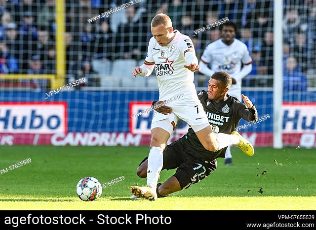OHL's Jon Thorsteinsson and Club's Clinton Mata fight for the ball during a soccer match between Club Brugge and Oud-Heverlee-Leuven