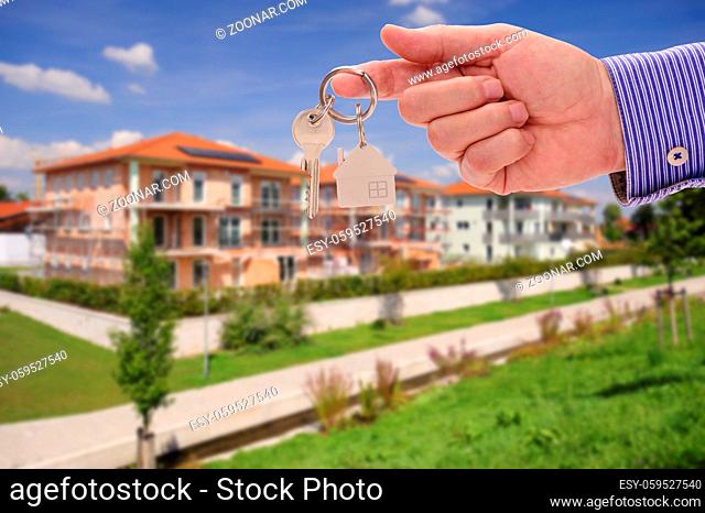Hausschlüssel als Angbot für neues Eigenheim und Wohnung