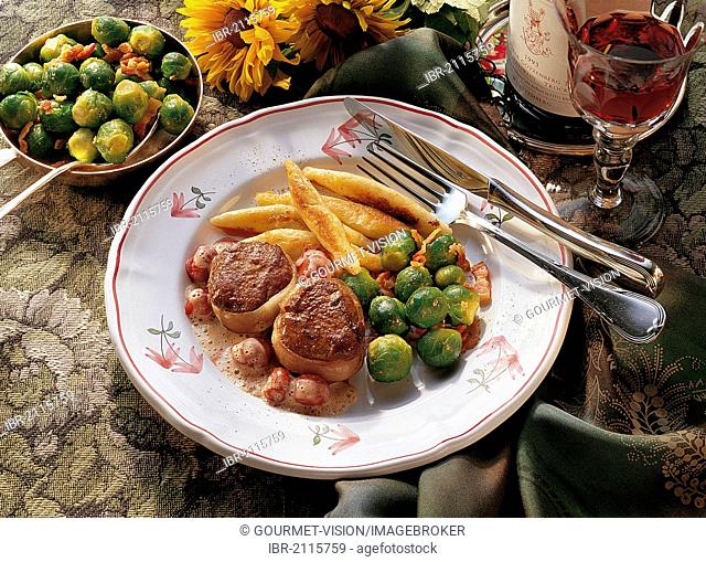 Bavarian-style venison medaillons with currant jelly and sour cherries, sprouts and noodles, Germany