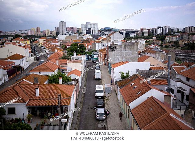 26.05.2018, Portugal, Lisbon: View over the municipality Campolide in Lisbon with the Águas Livres Aqueduct. | usage worldwide. - Lissabon/Portugal