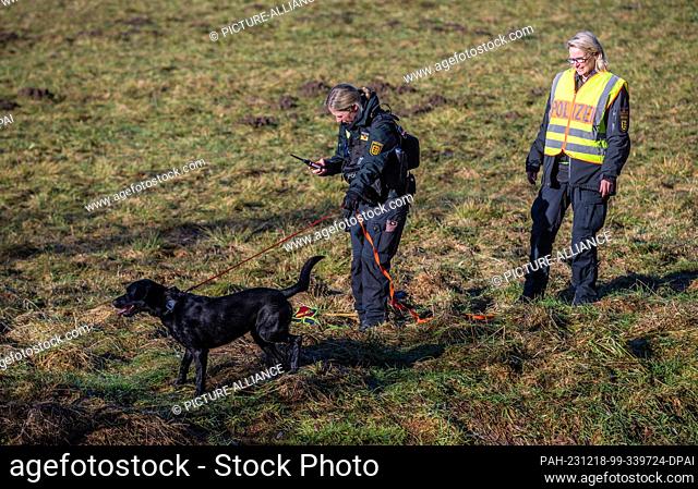 18 December 2023, Baden-Württemberg, Bingen-Hitzkofen: Police units are searching with a dog for a two-year-old child who has been missing since Sunday evening