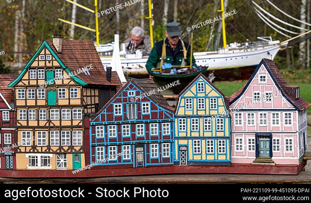 09 November 2022, Saxony, Lichtenstein: The model of a historic row of houses with the Kunsthaus (l) in Stade from 1667 stands in front of the Miniwelt workshop...
