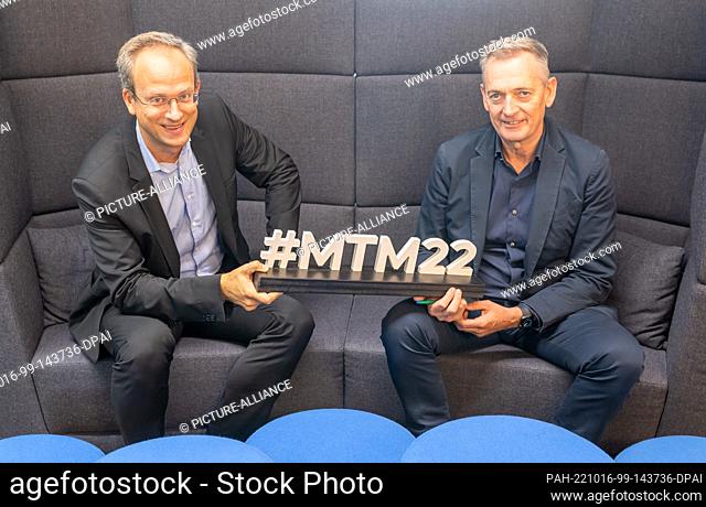 PRODUCTION - 11 October 2022, Bavaria, Munich: Thorsten Schmiege (l), President of the Bavarian Regulatory Authority for Commercial Broadcasting (BLM)