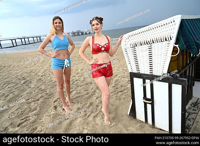 05 July 2021, Mecklenburg-Western Pomerania, Koserow: Model Celina (l, wearing a women's two-piece swimsuit from the 1940s) and model Celina (wearing a dirndl...