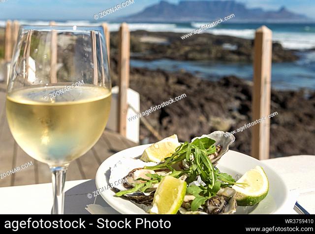 Austern mit Weißwein vor Tafelberg am Bloubergstrand, Tafelberg und Kapstadt vom Bloubergstrand, Provinz Western Cape, Südafrika