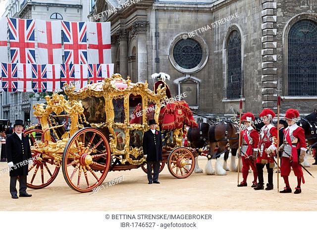 Golden state coach and pikemen wearing traditional uniforms, Lord Mayor's Show in the City of London, England, United Kingdom, Europe