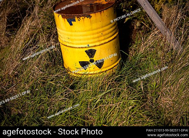 13 October 2021, Lower Saxony, Remlingen-Semmenstedt: Das Symbol für Radioaktivität ist auf einem Fass vor dem Atommülllager Asse zu sehen
