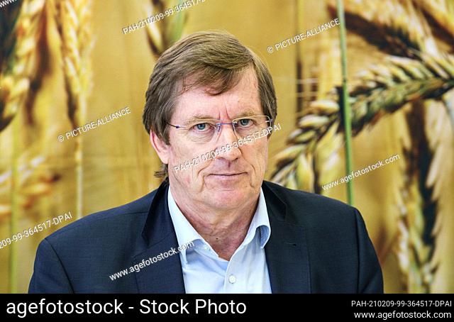 09 February 2021, Rhineland-Palatinate, Alzey: Eberhard Hartelt, President of the Rhineland-Palatinate South Farmers' and Winegrowers' Association