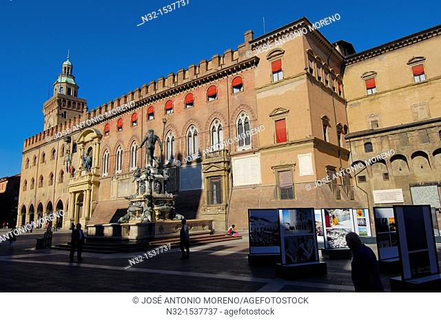 Palazzo d'Accursio (aka Palazzo Comunale, Town Hall) and Fountain of Neptune on Piazza Maggiore, Bologna, Emilia-Romagna, Italy