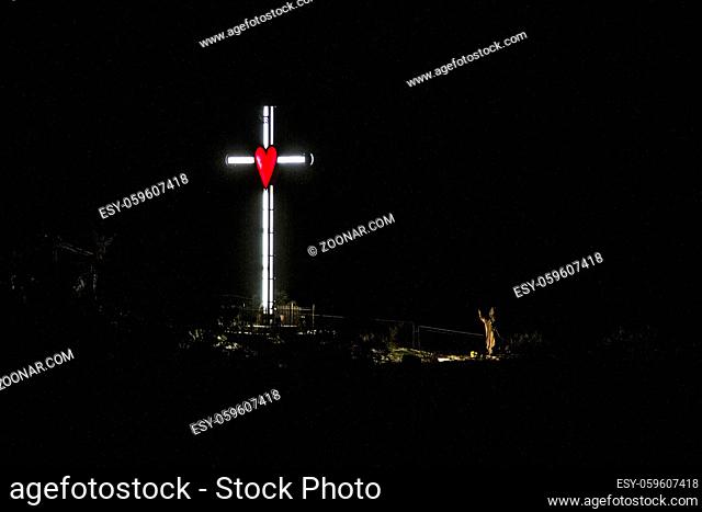 Auf einer Anhöhe bei Alcenago hoch über dem Industrieort Stallavena steht dieses leuchtende Kreuz mit seinem markanten roten Herz