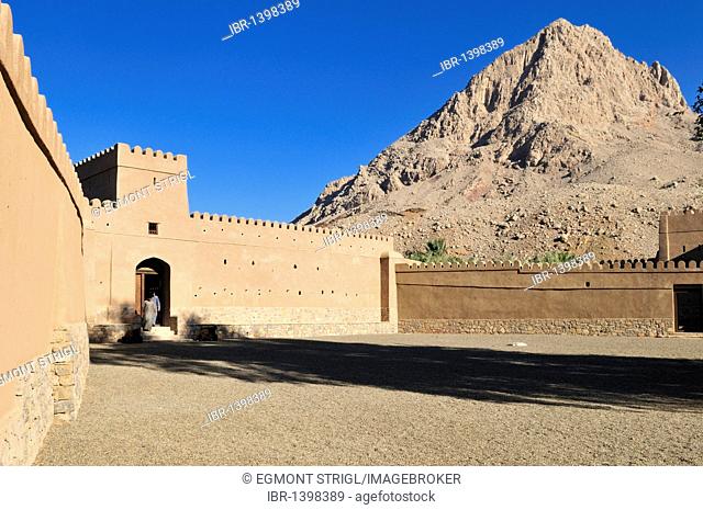Historic adobe fortification Yanqul Fort or Castle, Hajar al Gharbi Mountains, Al Dhahirah region, Sultanate of Oman, Arabia, Middle East