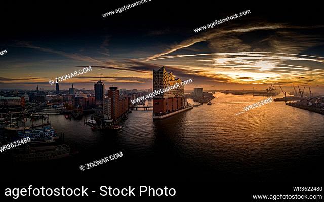 Elbphilharmonie und Hafencity bei Sonnenaufgang