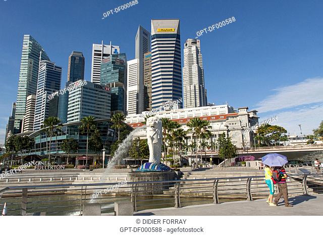 TOURISTS LOOKING AT THE SCULPTURE MERLION, SYMBOLISING SINGAPORE, AT THE FOOT OF THE OFFICE BUILDINGS IN THE FINANCIAL DISTRICT, CENTRAL BUSINESS DISTRICT
