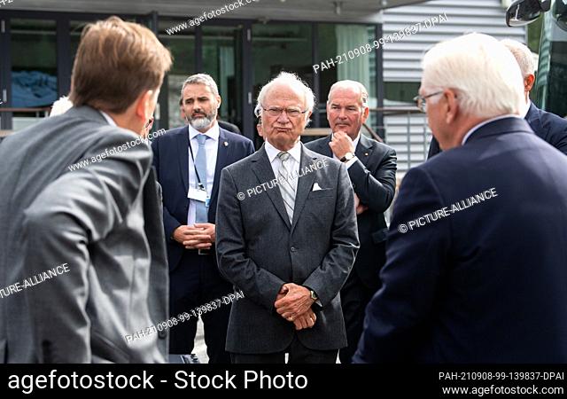 08 September 2021, Sweden, Södertälje: German President Frank-Walter Steinmeier (r) and King Carl XVI Gustaf of Sweden (m) listen to Christian Levin (l)