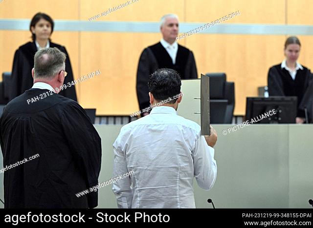 19 December 2023, North Rhine-Westphalia, Duesseldorf: The defendant has been ordered by the court to pixelate - - The defendant waits with his lawyer Jörg...