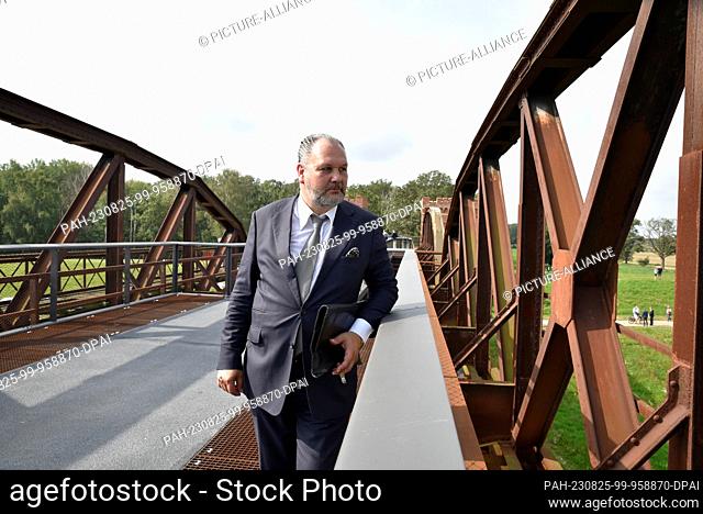 25 August 2023, Lower Saxony, Langendorf: Toni Bienemann, owner of the bridge, stands on the accessible skywalk on the historic Dömitzer railroad bridge on the...